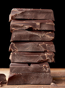 木制餐桌上的黑巧克力甜食成分关闭图片