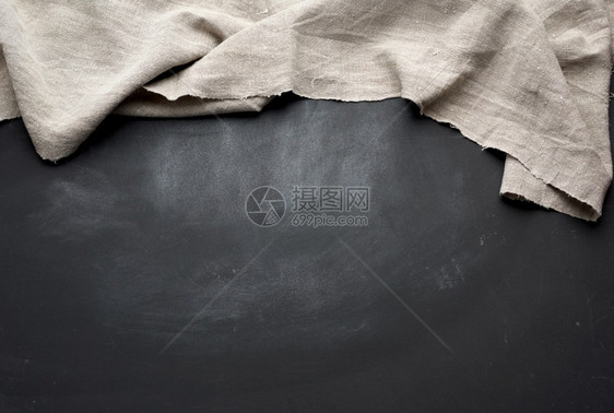 灰色厨房毛巾折叠在黑色木制桌顶视图空间上Rustic纹理retro背景图片