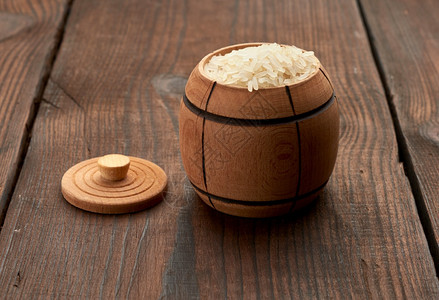 白大米在木桶里桌子上盖关背景图片
