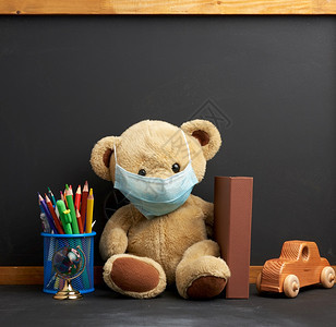 棕色泰迪熊戴着面具图片