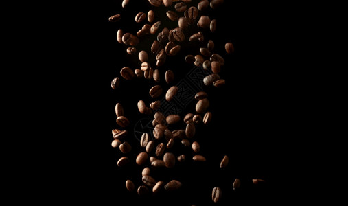 黑色背景的烤咖啡谷饮料的香味成分图片