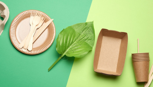 棕色手工艺纸和回收材料的废纸用具绿色背景塑料排斥概念零废物图片