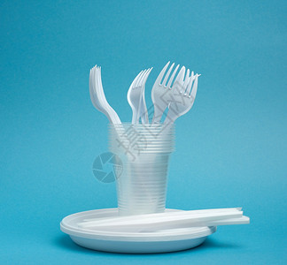 蓝底野餐式可支配塑料具板杯叉和刀图片