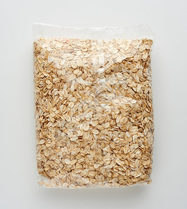 白色背景的透明塑料包装中的燕麦货物储存包装图片