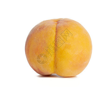 整个成熟的黄色桃子被白背景隔离关闭图片