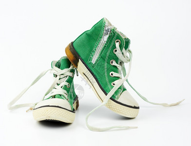 一对绿色运动鞋白带背景的鞋带运动图片