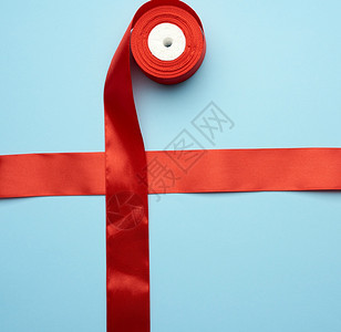 红丝带穿蓝底绑着礼物顶视线图片