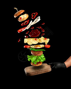 芝士汉堡成分落在板上芝麻面包煎蛋番茄奶酪酱和肉饼图片