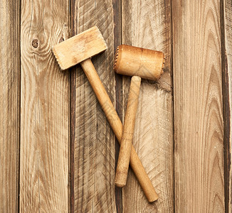 灰板背景的木制锤子顶视图图片