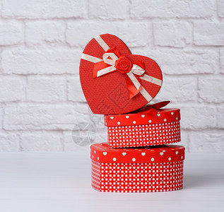 各种红箱堆叠式带有白色背景节日的礼物图片