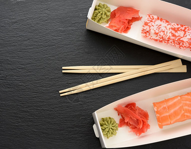 白箱里有鱼子酱红色的寿司白盒里有海豚寿司送来顶视图片