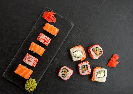在黑板上顶层风景黑板上有红鱼子酱的寿司和几片花生图片
