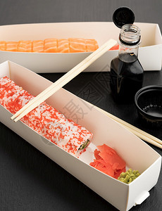 带红色鱼子酱的寿司和白盒子里有的花生寿司送货图片