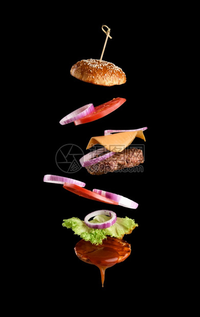 经典芝士汉堡麻面包洋葱环番茄片和黑色背景的多汁烧烤小餐飞食成分图片