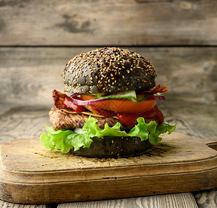 带黑包肉和蔬菜的芝士汉堡木本快餐图片