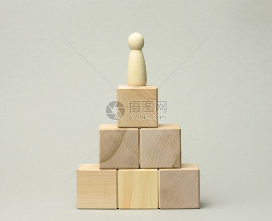 在金字塔顶端的男子木雕像职业发展的概念目标实现个人成长公司主管CEO图片