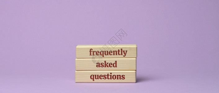 在紫色背景的木制块上刻录常问题QA概念帮助和提示图片