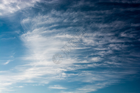 阳光明媚的白天美丽云图片