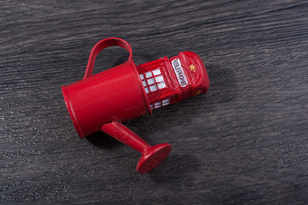 英国风格的水罐红色电话亭模型图片