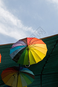 挂多彩的雨伞城市街道装饰在天空下图片