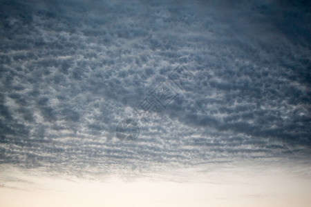 白日部分覆盖天空的灰色云彩图片