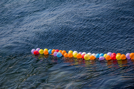 球在水的绳子上拍摄游戏图片