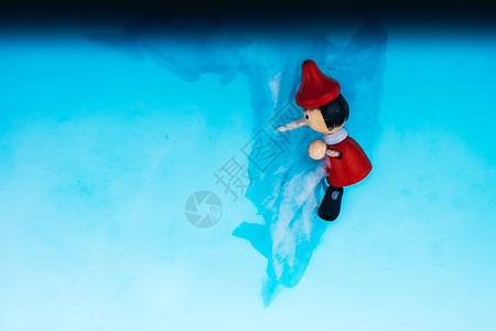 蓝水中的沃登木偶皮诺曹背景图片