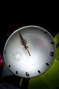 市场中的装饰时钟图片