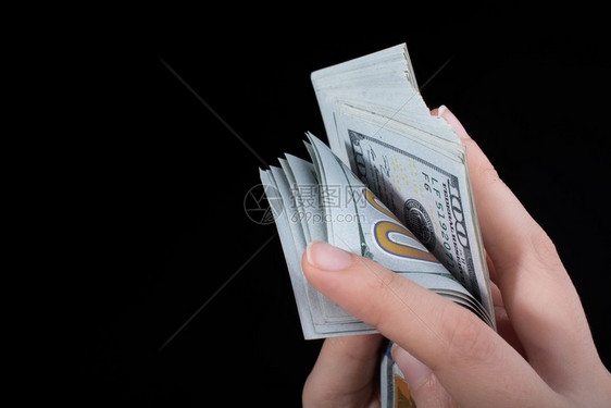 手持白背景孤立的美元钞票图片