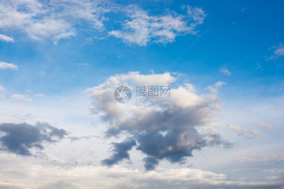 白日部分覆盖天空的灰色云彩图片