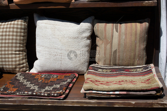 土耳其传统手工制作的多彩天然织物枕头图片