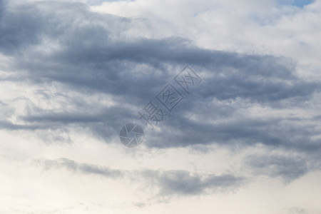 白云和灰在天空中形成图片