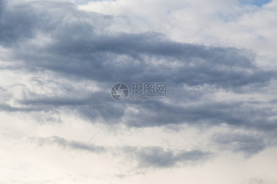 白云和灰在天空中形成图片