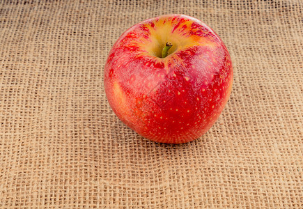 新鲜红苹果放在画布上图片