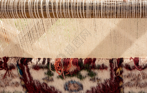 在织物上制作的传统类型地毯图片
