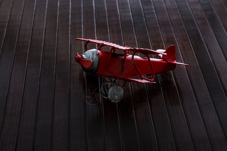 手持红色玩具飞机背景图片