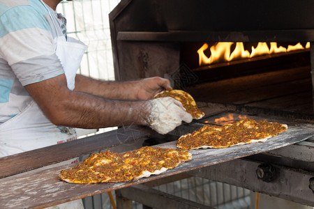 Lahmacun土耳其披萨煎饼加辣肉酱图片