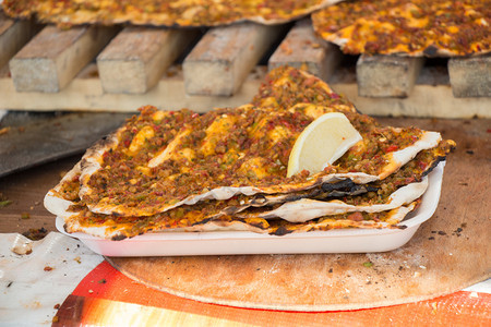 Lahmacun土耳其披萨煎饼加辣肉酱图片