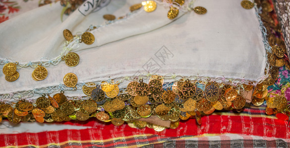 有很多假金币在围巾边缘图片