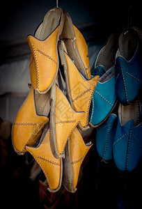 一套传统手制也门鞋背景图片