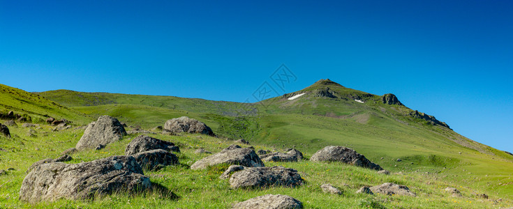 土耳其阿尔特文高地山丘的景象图片