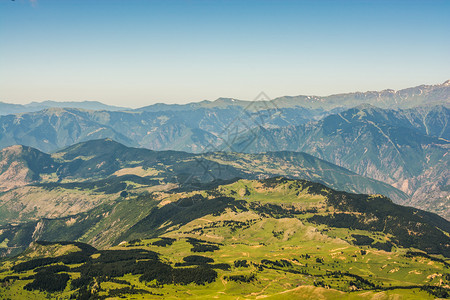 土耳其阿尔特文高地山丘的景象背景图片