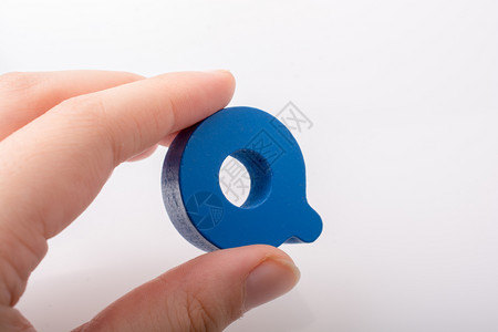 塑料玩具由木制成的手持字母立方Q背景
