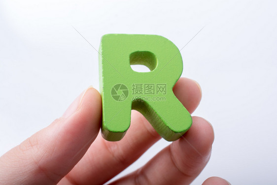由木制成的手持字母立方体R图片