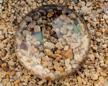 小碎石作为玻璃下的底图片