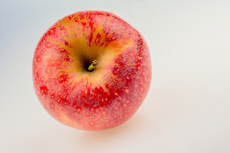白色背景的新鲜红苹果图片
