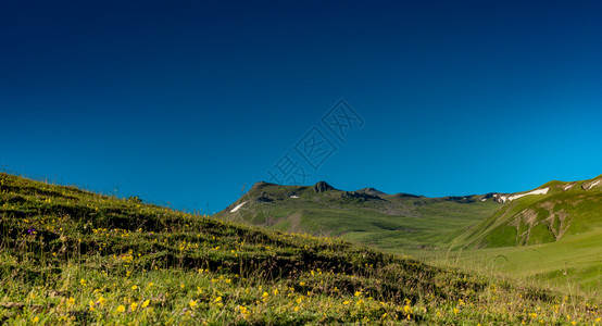 土耳其阿尔特文高地山丘的景象图片