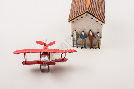 红色玩具飞机和小人偶图片