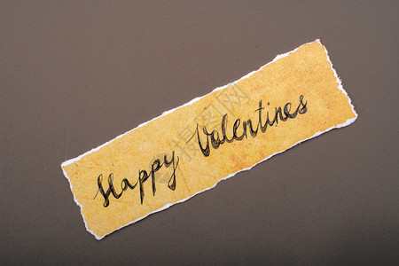 情人节在破纸上作为爱概念图片
