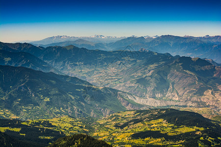 土耳其阿尔特文高地山丘的景象图片